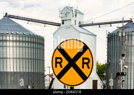 USA, Nebraska. No Water No Life, NWNL, Missouri R-Tribes Expedition, Blair, Washington County. Silo di grano e attrezzature su Front Street, RR traversata s Foto Stock