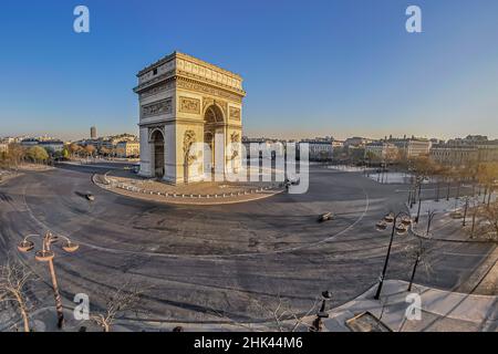Francia - Ile de France - Parigi (75): Terza settimana di contenimento a causa dell'epidemia di Coronavirus. Qui, la Place de l'Etoile e l'Arco di Trionfo fr Foto Stock