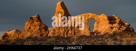 USA, Utah. Arco della torretta con una spolverata di neve, Arches National Park. Foto Stock