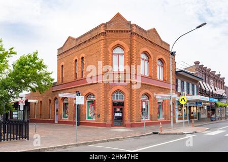 Questo ex edificio bancario costruito nel 1885 su Bong Bong Street a Bowral, nuovo Galles del Sud, Australia ha mattoncini policromi e parapetti pedimentati Foto Stock