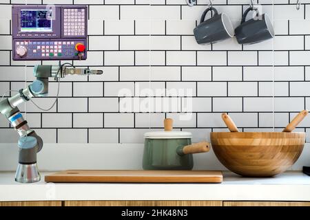 Pannello di controllo e presa per braccio robot installato in casa per aiutare i residenti a lavorare in cucina Foto Stock