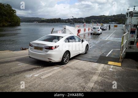 auto a bordo del terminal dei traghetti di windermere a far sawrey guardando di fronte a bowness-on-windermere lake district, cumbria, inghilterra, regno unito Foto Stock