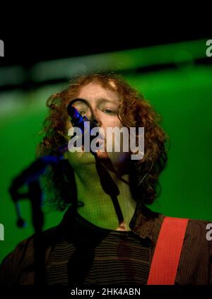 Kevin Shields di My Bloody Valentine alla tenda di Arena elettrica, picnic elettrico 2008, Stradbally, Laois, Irlanda. L'avant garde indie vestito è caduto dalla vista nei primi del 90s, My Bloody Valentine nel 2008 per una serie di apparizioni rare - la prima in 13th anni. . Foto Stock