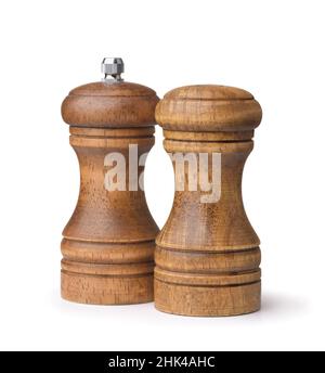 Legno shaker sale e pepe mill isolato su bianco Foto Stock