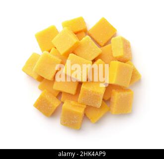 Vista dall'alto di morsi di mango canditi isolati su bianco Foto Stock