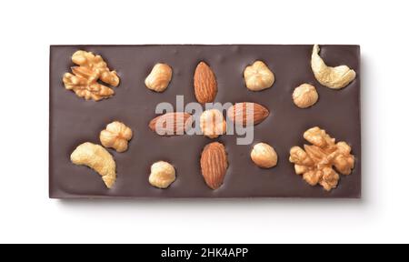 Vista dall'alto della barra di cioccolato fatta a mano con mandorla intera, nocciola, noce e anacardi isolato su bianco Foto Stock