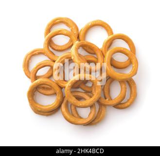 Vista dall'alto di mini anelli di pane croccante salato isolati su bianco Foto Stock