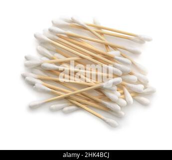 Vista dall'alto di germogli in cotone di legno isolati su bianco Foto Stock