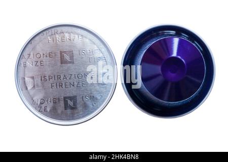 Nespresso aspirazione Italiana Firenze Arpeggio capsule di caffè intenso isolate su sfondo bianco - caffè intenso e cremoso, cialde di caffè Foto Stock