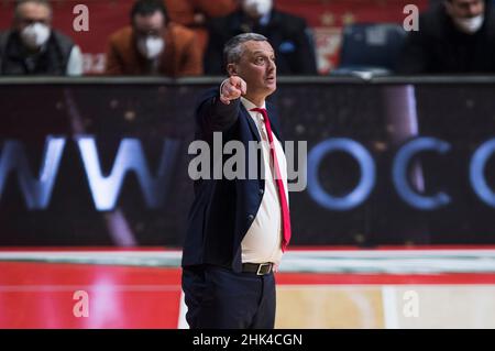 Belgrado, Serbia, 1st febbraio 2022. Il capo allenatore Dejan Radonjic gesti durante la partita Turkish Airlines Eurolega tra Crvena Zvezda mts Belgrado / AX Armani Exchange Milano a Belgrado, Serbia. Febbraio 1, 2022. Credit: Nikola Krstic/Alamy Foto Stock