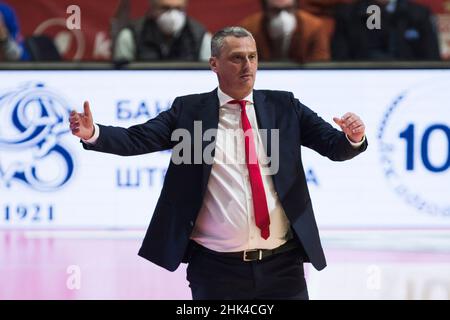 Belgrado, Serbia, 1st febbraio 2022. Il capo allenatore Dejan Radonjic gesti durante la partita Turkish Airlines Eurolega tra Crvena Zvezda mts Belgrado / AX Armani Exchange Milano a Belgrado, Serbia. Febbraio 1, 2022. Credit: Nikola Krstic/Alamy Foto Stock