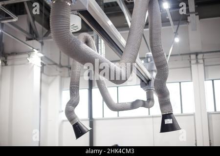 Sistema di ventilazione sul tetto dell'edificio. Foto Stock