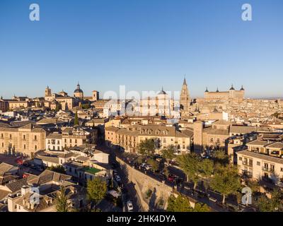 Vista aerea del centro storico medievale di Toledo con la Cattedrale e Alcazar in Spagna in una giornata di sole Foto Stock