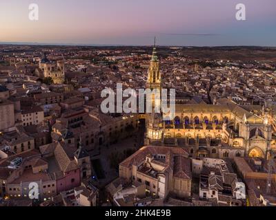 Vista aerea del tramonto sulla splendida cattedrale della città vecchia medievale di Toledo in Spagna Foto Stock