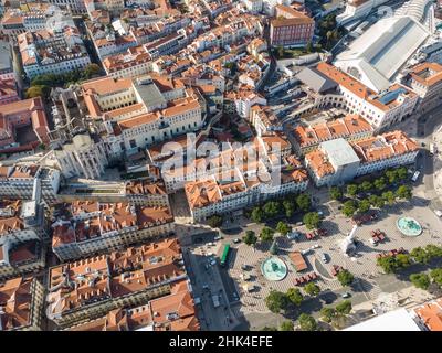 Vista aerea della veduta aerea di Piazza Dom Pedro 4 e della stazione ferroviaria Rossio nel centro storico di Lisbona, capitale del Portogallo Foto Stock