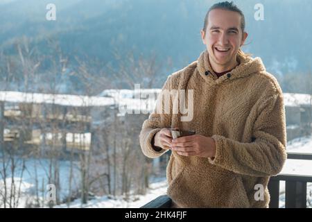 L'uomo con la tazza di tè Foto Stock