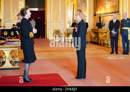 La stella Sally Dynevor, di Altrincham, è fatta un MBE (membro dell'Ordine dell'Impero britannico) dalla Principessa reale al Castello di Windsor. Data foto: Mercoledì 2 febbraio 2022. Foto Stock