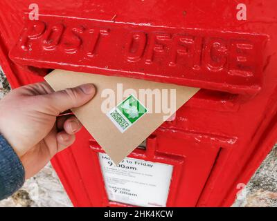 Torquay, Regno Unito. 02nd Feb 2022. Pubblicare una lettera di seconda classe con i nuovi francobolli QR Code della Royal Mail, rilasciato il 2nd febbraio 2022 nel Regno Unito. Credit: Thomas Faull/Alamy Live News Foto Stock