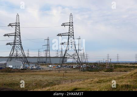 Dungeness, Kent, Regno Unito. 02 Febbraio, 2022. Il tetto massimo dei prezzi OFGEM sarà annunciato domani giovedì 3rd febbraio, con il previsto aumento dei prezzi dell'energia. Centrale nucleare EDF a Dungeness con piloni per la distribuzione di energia elettrica. Photo Credit: PAL News /Alamy Live News Foto Stock