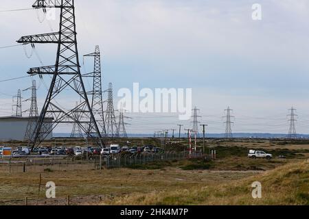 Dungeness, Kent, Regno Unito. 02 Febbraio, 2022. Il tetto massimo dei prezzi OFGEM sarà annunciato domani giovedì 3rd febbraio, con il previsto aumento dei prezzi dell'energia. Centrale nucleare EDF a Dungeness con piloni per la distribuzione di energia elettrica. Photo Credit: PAL News /Alamy Live News Foto Stock