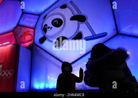 Pechino, Cina. 02nd Feb 2022. Una donna ha una foto scattata al di fuori del centro nazionale di acquatics che ospiterà la gara di curling alle Olimpiadi invernali di Pechino 2022 mercoledì 2 febbraio 2022. Foto di Paul Hanna/UPI Credit: UPI/Alamy Live News Foto Stock