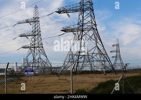 Dungeness, Kent, Regno Unito. 02 Febbraio, 2022. Il tetto massimo dei prezzi OFGEM sarà annunciato domani giovedì 3rd febbraio, con il previsto aumento dei prezzi dell'energia. Centrale nucleare EDF a Dungeness con piloni per la distribuzione di energia elettrica. Photo Credit: PAL News /Alamy Live News Foto Stock