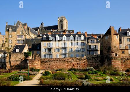 Città vecchia di Le Mans con la cattedrale di Saint Julien in background nella regione Pays de la Loire nel nord-ovest della Francia Foto Stock