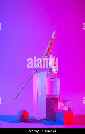 Flacone di siero cosmetico in luce al neon Foto Stock