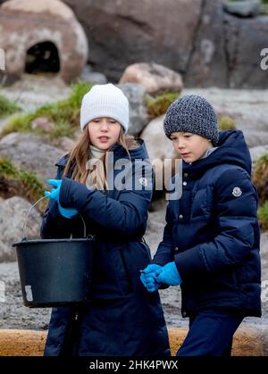 Copenaghen, Danimarca. 02nd Feb 2022. Il Principe Vincent e la Principessa Josephine di Danimarca allo Zoo di Kobenhavn a Copenaghen, il 02 febbraio 2022, per una visita e la Principessa della Corona pianta un albero di eucalipto come parte del primo zolle di Marys Australske hanno (Mary s Australian Garden) - un parco dedicato agli animali australiani, In occasione del compleanno della Crown Princess 50th il 05-02-2022 Foto: Albert Nieboer/Netherlands OUT/Point de Vue OUT Credit: dpa Picture Alliance/Alamy Live News Foto Stock