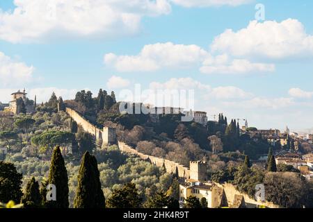 Firenze, Italia. Gennaio 2022. Vista panoramica delle antiche mura medievali della città sulle colline che circondano la città Foto Stock