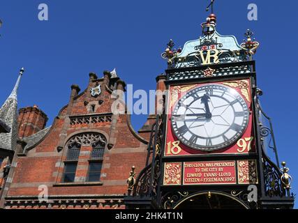 Chester, Inghilterra - Luglio 2021: Primo piano dell'orologio Eastgate sulle mura della città vecchia. L'orologio si trova sul sito dell'originale porta romana. Foto Stock