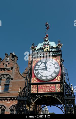 Chester, Inghilterra - Luglio 2021: Primo piano dell'orologio Eastgate sulle mura della città vecchia. L'orologio si trova sul sito dell'originale porta romana. Foto Stock