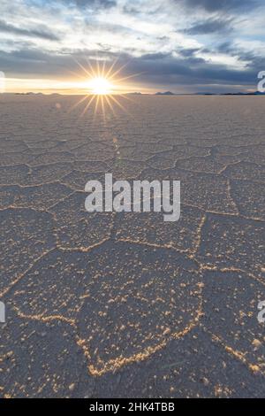 Le saline vicino a Coqueza, una piccola cittadina vicino al Vulcano Thunupa, Salar de Uyuni, Provincia Daniel Campos, Bolivia, Sud America Foto Stock