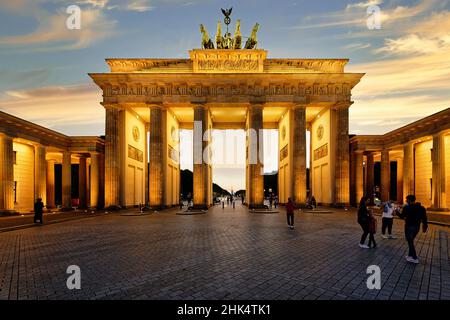 Porta di Brandeburgo al tramonto, Piazza Pariser, Unter den Linden, Berlino, Germania, Europa Foto Stock