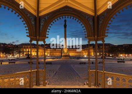 Vista dalla conchiglia della band fino al nuovo castello in Piazza Schlossplatz, Stoccarda, Valle del Neckar, Baden-Wurttemberg, Germania, Europa Foto Stock