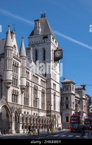 Le corti reali di giustizia, il Tribunale civile centrale e l'autobus rosso di Londra su Fleet Street, Holborn, Londra, Inghilterra, Regno Unito, Europa Foto Stock