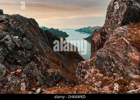 Veduta del fiordo di Oyfjorden da ripido sentiero escursionistico attraverso rocce rosse di montagne, Senja isola, Troms contea, Norvegia, Scandinavia, Europa Foto Stock