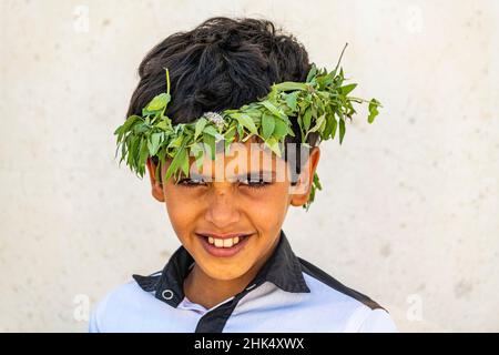 Giovane ragazzo della tribù dei fiori Qahtani, montagne ASiR, Regno dell'Arabia Saudita, Medio Oriente Foto Stock