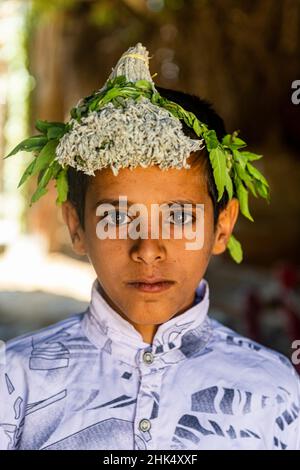 Giovane ragazzo della tribù dei fiori Qahtani, montagne ASiR, Regno dell'Arabia Saudita, Medio Oriente Foto Stock