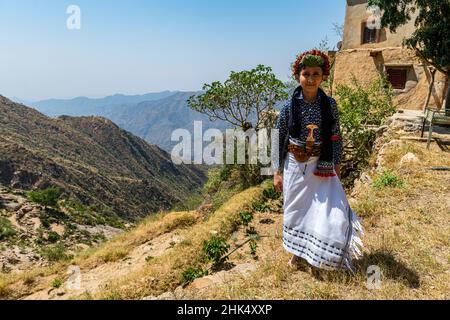 Giovane ragazzo della tribù dei fiori Qahtani, montagne ASiR, Regno dell'Arabia Saudita, Medio Oriente Foto Stock