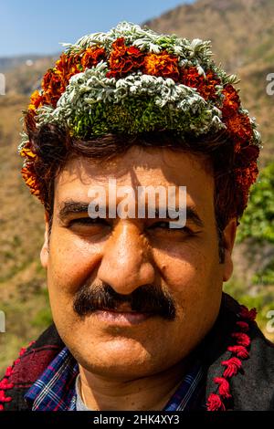 Uomo tradizionale vestito della tribù di fiori Qahtani, montagne ASiR, Regno dell'Arabia Saudita, Medio Oriente Foto Stock