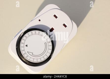 Energy Price Rises and Household Energy Costs - Save Energy Concept - primo piano di un interruttore a timer Foto Stock