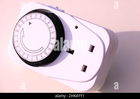 Energy Price Rises and Household Energy Costs - Save Energy Concept - primo piano di un interruttore a timer Foto Stock