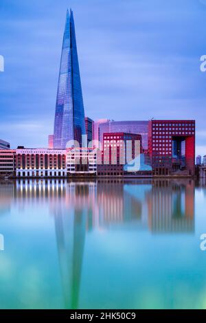 Lo Shard che si riflette nel Tamigi all'alba, Londra, Inghilterra, Regno Unito, Europa Foto Stock