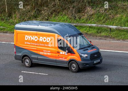 Dyno-Rod 24 ore Emergency drunes Service, un veicolo di servizio Ford Transit della British gas Company 2019. Regno Unito; traffico veicolare, veicoli in movimento, automobili, veicoli che guidano su strade del Regno Unito, motori, automobilismo sulla rete stradale dell'autostrada M6 del Regno Unito. Foto Stock