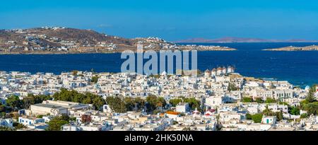 Vista elevata dei mulini di farina e della città, Mykonos Town, Mykonos, Isole Cicladi, Isole Greche, Mar Egeo, Grecia, Europa Foto Stock