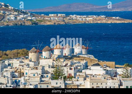 Vista elevata dei mulini di farina e della città, Mykonos Town, Mykonos, Isole Cicladi, Isole Greche, Mar Egeo, Grecia, Europa Foto Stock