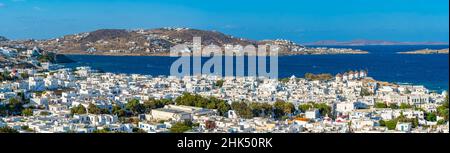 Vista elevata dei mulini di farina e della città, Mykonos Town, Mykonos, Isole Cicladi, Isole Greche, Mar Egeo, Grecia, Europa Foto Stock