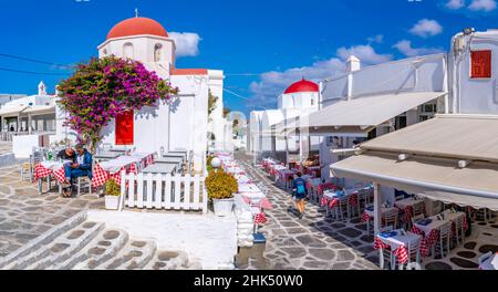 Vista di cappelle a cupola rossa e ristorante nella città di Mykonos, Mykonos, Isole Cicladi, Isole Greche, Mar Egeo, Grecia, Europa Foto Stock