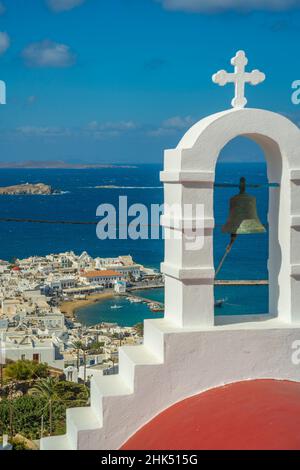 Vista rialzata di piccola cappella bianca, Porto Vecchio e città, Mykonos Town, Mykonos, Isole Cicladi, Isole Greche, Mar Egeo, Grecia, Europa Foto Stock